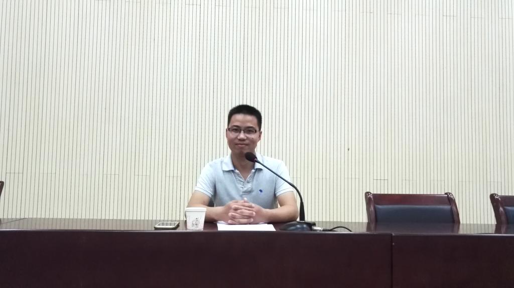 张青占做报告
